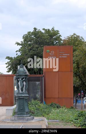 Wallace-Brunnen und Eintritt in das Abwassermuseum in Paris Frankreich Stockfoto