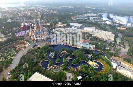 (160615) -- SHANGHAI, 15. Juni 2016 -- das Luftbild vom 15. Juni 2016 zeigt einen allgemeinen Blick auf Shanghai Disneyland in Shanghai, Ostchina. Das Shanghai Disney Resort wird am 16. Juni eröffnet. )(mcg) CHINA-SHANGHAI-DISNEY RESORT (CN) DingxTing PUBLICATIONxNOTxINxCHN 160615 Shanghai 15. Juni 2016 das Luftbild vom 15. Juni 2016 zeigt eine allgemeine Ansicht von Shanghai Disneyland in Shanghai Ostchina das Shanghai Disney Resort WIRD AM 16. Juni eröffnet China Shanghai Disney Resort CN DingxTing PUBLICATIONxNOTxCHINxCHN Stockfoto