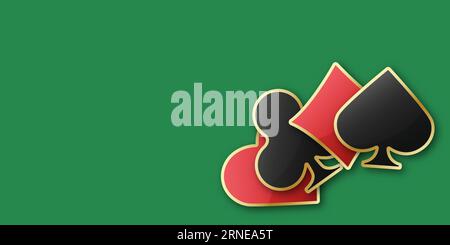 Hearts Diamant Clubs Piks signalisieren realistische Chips. Glänzende Spielkartensymbole mit goldenem Rand. Vektor-Illustration Kartenschild auf grünem Hintergrund Stock Vektor