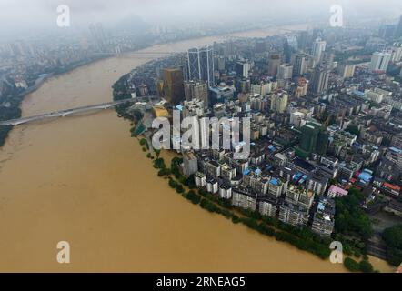 Überschwemmungen in China (160616) -- LIUZHOU, 16. Juni 2016 -- das Luftbild vom 16. Juni 2016 zeigt die überflutete Bingjiang East Road in Liuzhou, der südchinesischen autonomen Region Guangxi Zhuang. Anhaltende starke Regenfälle haben den Wasserstand des Liujiang River in Liuzhou auf bis zu 83,45 Meter, fast einen Meter über der Gefahrmarke am Dienstagmorgen, gedrückt und schwere Überschwemmungen trafen die Innenstadt entlang des Flusses. ) (wx) CHINA-LIUZHOU-FLOODING (CN) HuangxXiaobang PUBLICATIONxNOTxINxCHN Flooding in China 160616 Liuzhou 16. Juni 2016 das Luftbild vom 16. Juni 2016 zeigt das überflutete Bingjian Stockfoto