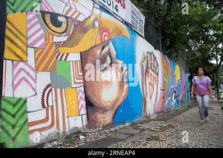 (160616) -- PEKING, 16. Juni 2016 -- dieses Foto zeigt eine Dame, die am 23. März 2014 in Rio de Janeiro, Brasilien, an einer Wand mit Wandgemälden und Graffiti vorbeigeht. Die Olympischen Spiele von Rio 2016 finden vom 5. Bis 21. August statt. )(wll) (SP)FILES-BRAZIL-RIO DE JANEIRO-OLYMPICS-CITY XuxZijian PUBLICATIONxNOTxINxCHN 160616 Peking 16. juni 2016 dieses File Photo zeigt eine Dame, die an einer Wand mit Wandgemälden und Graffiti in Rio de Janeiro Brasilien vorbeigeht AM 23. März 2014 werden die Olympischen Spiele Rio 2016 vom 5. Bis 21. August SP zu einem Helden Dateien Brasilien Rio de Janeiro Olympics City XuxZijian PUBLICATIONxNOTx Stockfoto
