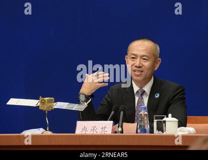 (160616) -- PEKING, 16. Juni 2016 -- ran Chengqi, Sprecher des BeiDou-Satellitennavigationssystems (BDS), zeigt eine Uhr, die auf dem BDS basiert, während einer Pressekonferenz über die Entwicklung des BDS in Peking, der Hauptstadt Chinas, am 16. Juni 2016. Die chinesische Regierung veröffentlichte am Donnerstag das Weißbuch über die Entwicklung der BDS, die unabhängig von China entwickelt und betrieben wird. (wx) CHINA-BEIJING-BEIDOU WHITE PAPER-RELEASE (CN) LixHe PUBLICATIONxNOTxINxCHN 160616 Peking 16. Juni 2016 RAN-Sprecher für das Beidou-Satellitennavigationssystem BDS zeigt eine Uhr basierend AUF dem BDS du Stockfoto