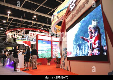 (160616) -- HONG KONG, 16. Juni 2016 -- Besucher kommen zum Ausstellungsbereich des 2016-jährigen Seidenstraßentourismus im Hong Kong Convention and Exhibition Center (HKCEC) in Hong Kong, Südchina, 16. Juni 2016. Die 30. International Travel Expo und die 11. Meeings, Incentives, Conventions, Exhibitions (MICE) Travel Expo begannen am Donnerstag auf der HKCEC. Mehr als 600 Aussteller aus rund 50 Ländern und Regionen nahmen an den Messen Teil, die bis zum 19. Juni dauern. ) (zhs) CHINA-HONG KONG-TOURISM-EXHIBITION (CN) WangxShen PUBLICATIONxNOTxINxCHN 160616 Hong KONG 16. Juni 2016 Besucher kommen zur Stockfoto