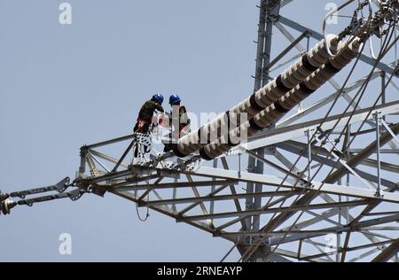 (160616) -- PEKING, 16. Juni 2016 -- Techniker arbeiten an einem Hochspannungs-Übertragungsturm im Bezirk Shunyi in Peking, China, 16. Juni 2016. Der Bau eines Pekinger Ost-Shunyi-Teils einer 1000-Kilovolt-Übertragungsleitung zwischen Xilin Gol, Peking und Shandong wurde am Donnerstag abgeschlossen. Diese Linie wird den Kohleverbrauch und die Kohlendioxidemissionen für Peking verringern. ) (zhs) CHINA-BEIJING-ULTRA-HIGH-VOLTAGE POWER LINE (CN) LixXin PUBLICATIONxNOTxINxCHN 160616 Peking 16. Juni 2016 Techniker arbeiten AN einem Ultra-HOCHSPANNUNGS-Übertragungsturm im Bezirk Shunyi von Peking China Ju Stockfoto