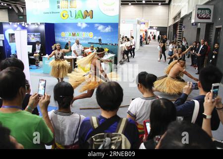 (160616) -- HONG KONG, 16. Juni 2016 -- Besucher sehen die Vorstellung der Einheimischen aus Guam im Hong Kong Convention and Exhibition Center (HKCEC) in Hong Kong, Südchina, 16. Juni 2016. Die 30. International Travel Expo und die 11. Meeings, Incentives, Conventions, Exhibitions (MICE) Travel Expo begannen am Donnerstag auf der HKCEC. Mehr als 600 Aussteller aus rund 50 Ländern und Regionen nahmen an den Messen Teil, die bis zum 19. Juni dauern. ) (zhs) CHINA-HONG KONG-TOURISM-EXHIBITION (CN) WangxShen PUBLICATIONxNOTxINxCHN 160616 Hong KONG 16. Juni 2016 Besucher sehen sich die Performance von Nativ an Stockfoto