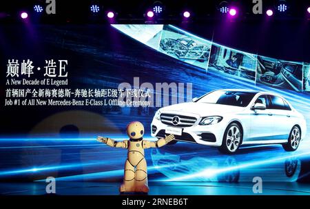 (160616) -- PEKING, 16. Juni 2016 -- Ein Roboter tritt während der Offline-Zeremonie des neuen Mercedes-Benz E-Klasse L-Fahrzeugs in Peking, Hauptstadt von China, am 16. Juni 2016 auf. Das neue Fahrzeug verfügt über eine automatische Antriebstechnologie und ein fortschrittliches Fahrerassistenzsystem. )(mcg) CHINA-BEIJING-MERCEDES-BENZ E-KLASSE L-OFFLINE CEREMONY (CN) ChenxJianli PUBLICATIONxNOTxINxCHN 160616 Peking 16. Juni 2016 ein Roboter führt während der OFFLINE-ZEREMONIE des neuen Mercedes Benz e Klasse l Fahrzeugs in Peking Hauptstadt von China 16. Juni 2016 das neue Fahrzeug verfügt über automatische Antriebstechnik und fortschrittliches Fahrerassistenzsystem mcg C Stockfoto