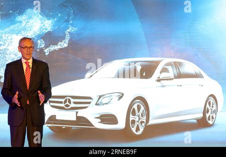 (160616) -- PEKING, 16. Juni 2016 -- Peter Schabert, Präsident und CEO von Beijing Benz Automobile Co., Ltd (BBAC), spricht während der Offline-Zeremonie des neuen Mercedes-Benz E-Klasse L-Fahrzeugs in Peking, Hauptstadt von China, am 16. Juni 2016. Das neue Fahrzeug verfügt über eine automatische Antriebstechnologie und ein fortschrittliches Fahrerassistenzsystem. )(mcg) CHINA-BEIJING-MERCEDES-BENZ E-KLASSE L-OFFLINE CEREMONY (CN) ChenxJianli PUBLICATIONxNOTxINxCHN 160616 Peking 16. Juni 2016 Peter Schabert President und CEO von Beijing Benz Automobiles Co Ltd. Spricht während der OFFLINE-Zeremonie des neuen Mercedes Benz e Klasse l Fahrzeugs in Stockfoto