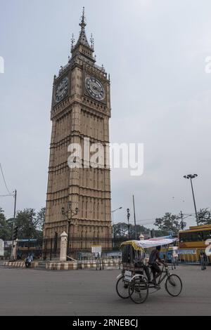 (160617) -- KOLKATA, 16. Juni 2016 -- Eine Rikscha passiert den Uhrenturm, eine 41 Meter hohe Nachbildung des Londoner Big Ben, auf der VIP-Straße in Kolkata, der Hauptstadt des ostindischen Bundesstaates Westbengalen, 16. Juni 2016. Wie der Big Ben hat auch der Uhrenturm Kolkata Time Zone vier riesige Uhren. ) INDIEN-KOLKATA-CLOCK TOWER TumpaxMondal PUBLICATIONxNOTxINxCHN 160617 Kolkata 16. Juni 2016 Rikscha Pass am Clock Tower A 41 metres High Replica of London S Big Ben ON the VIP Road in Kolkata Hauptstadt von Ostindien S WEST Bengal State 16. Juni 2016 wie der Big Ben der Clock Tower und zwar Kolkata Time Stockfoto