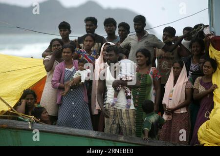 (160617) -- ACEH, 16. Juni 2016 -- Sri-lankische Migranten warten auf die Identifizierung auf einem Wanderboot, das am Lhoknga Beach, Aceh, Indonesien, 16. Juni 2016 gestrandet ist. Etwa 44 Migranten an Bord aus Sri Lanka drifteten nach einem Triebwerksausfall in die Gewässer von Aceh. Nach Angaben des indonesischen Einwanderungsamtes reisten die Migranten nach Australien, als das Motorenproblem auftrat. ) INDONESIEN-ACEH-SRI LANKISCHE MIGRANTEN Junaidi PUBLICATIONxNOTxINxCHN 160617 Aceh 16. Juni 2016 Sri-lankische Migranten warten auf die Identifizierung AUF einem AM Lhoknga Beach Aceh Indonesien 16. Juni 2016 festgefahrenen Einwanderungsboot rund 44 Migranten O Stockfoto