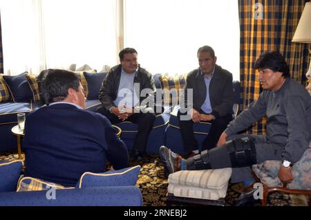 Der bolivianische Präsident Evo Morales (1. R) trifft sich am 16. Juni 2016 in La Paz mit dem Gouverneur von Potosi Juan Carlos Cejas (Front L) und dem Bürgermeister von Montero Mario Baptista (2. R). Evo Morales nahm am Montag seine Tätigkeit in La Paz nach einer Operation im linken Knie wieder auf, aber er befindet sich immer noch in der Rekonvaleszenz. R. Zaconeta/ABI) BOLIVIEN-LA PAZ-POLITICS-MEETING e ABI PUBLICATIONxNOTxINxCHN der bolivianische Präsident Evo Morales 1. R trifft sich mit dem Gouverneur von Potosi Juan Carlos CEJAS l Front und dem Bürgermeister von Montero Mario Baptista 2. R in La Paz 16. Juni 2016 Evo Morales nahm AM Montag seine Tätigkeit in La Paz wieder auf Stockfoto