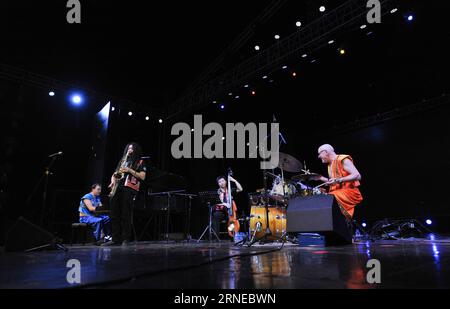 (160617) -- KUNMING, 17. Juni 2016 -- Foto aufgenommen am 17. Juni 2016 zeigt ein gemeinsames Jazzkonzert in Kunming, Hauptstadt der südwestchinesischen Provinz Yunnan, 17. Juni 2016. Der chinesische Musiker Li Gaoyang, der amerikanische Jazz-Schlagzeuger Adam Nussbaum, der dänische Pianist Carl Winther und der chinesische Bassist Hu Hao spielten am Freitag ein Jazz-Konzert in Kunming. (zhs) CHINA-KUNMING-JAZZ (CN) ZhouxLei PUBLICATIONxNOTxINxCHN 160617 Kunming 17. Juni 2016 Foto aufgenommen AM 17. Juni 2016 zeigt ein gemeinsames Jazz-Musikkonzert in der Hauptstadt Kunming im Südwesten Chinas, Provinz S Yunnan, 17. Juni 2016 Chinesen Stockfoto