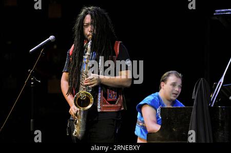 (160617) -- KUNMING, 17. Juni 2016 -- der chinesische Musiker Li Gaoyang spielt Saxophon bei einem Jazzkonzert in Kunming, der Hauptstadt der südwestchinesischen Provinz Yunnan, am 17. Juni 2016. Der chinesische Musiker Li Gaoyang, der amerikanische Jazz-Schlagzeuger Adam Nussbaum, der dänische Pianist Carl Winther und der chinesische Bassist Hu Hao spielten am Freitag ein Jazz-Konzert in Kunming. (zhs) CHINA-KUNMING-JAZZ (CN) ZhouxLei PUBLICATIONxNOTxINxCHN 160617 KUNMING 17. Juni 2016 Chinesischer Musiker verließ Gaoyang SPIELT Saxophon BEI einem Jazz-Musik-Konzert-Helden in Kunming Hauptstadt Südwestchinas S Yunnan Prov Stockfoto