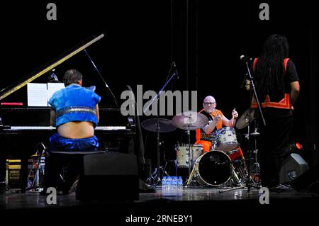 (160617) -- KUNMING, 17. Juni 2016 -- der amerikanische Jazz-Schlagzeuger Adam Nussbaum (C) tritt bei einem Jazz-Konzert auf, das in Kunming, der Hauptstadt der südwestchinesischen Provinz Yunnan, am 17. Juni 2016 stattfindet. Der chinesische Musiker Li Gaoyang, der amerikanische Jazz-Schlagzeuger Adam Nussbaum, der dänische Pianist Carl Winther und der chinesische Bassist Hu Hao spielten am Freitag ein Jazz-Konzert in Kunming. (zhs) CHINA-KUNMING-JAZZ (CN) ZhouxLei PUBLICATIONxNOTxINxCHN 160617 KUNMING 17. Juni 2016 der amerikanische Jazz-Schlagzeuger Adam Nussbaum C tritt BEI einem Jazz-Musik-Konzert-Helden in Kunming, der Hauptstadt Südwestchinas, S Yunna auf Stockfoto