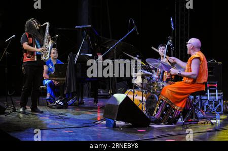 (160617) -- KUNMING, 17. Juni 2016 -- Foto aufgenommen am 17. Juni 2016 zeigt ein gemeinsames Jazzkonzert in Kunming, Hauptstadt der südwestchinesischen Provinz Yunnan, 17. Juni 2016. Der chinesische Musiker Li Gaoyang, der amerikanische Jazz-Schlagzeuger Adam Nussbaum, der dänische Pianist Carl Winther und der chinesische Bassist Hu Hao spielten am Freitag ein Jazz-Konzert in Kunming. (zhs) CHINA-KUNMING-JAZZ (CN) ZhouxLei PUBLICATIONxNOTxINxCHN 160617 Kunming 17. Juni 2016 Foto aufgenommen AM 17. Juni 2016 zeigt ein gemeinsames Jazz-Musikkonzert in der Hauptstadt Kunming im Südwesten Chinas, Provinz S Yunnan, 17. Juni 2016 Chinesen Stockfoto