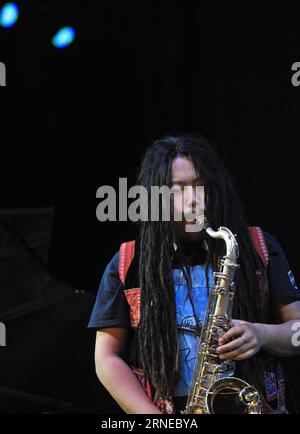 (160617) -- KUNMING, 17. Juni 2016 -- der chinesische Musiker Li Gaoyang spielt Saxophon bei einem Jazzkonzert in Kunming, der Hauptstadt der südwestchinesischen Provinz Yunnan, am 17. Juni 2016. Der chinesische Musiker Li Gaoyang, der amerikanische Jazz-Schlagzeuger Adam Nussbaum, der dänische Pianist Carl Winther und der chinesische Bassist Hu Hao spielten am Freitag ein Jazz-Konzert in Kunming. (zhs) CHINA-KUNMING-JAZZ (CN) ZhouxLei PUBLICATIONxNOTxINxCHN 160617 KUNMING 17. Juni 2016 Chinesischer Musiker verließ Gaoyang und SPIELT Saxphone BEI einem Jazz-Musik-Konzert-Helden in Kunming, Hauptstadt Südwestchinas, S Yunnan Provin Stockfoto