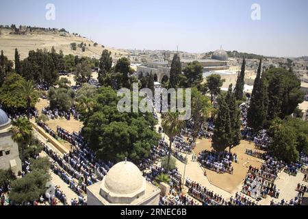 Palästinensische muslimische Gläubige beten am 17. Juni 2016 in der Nähe der Kuppel der Felsenmoschee in der Al-Aqsa-Moschee in der Altstadt Jerusalems am Freitag. Während des Fastenmonats Ramadan durften etwa 53.000 Palästinenser aus dem Westjordanland nach Jerusalem kommen, um in al-Aqsa zu beten, sagte eine israelische Sprecherin. JERUSALEM-RAMADAN-PALÄSTINENSER-BETEN MuammarxAwad PUBLICATIONxNOTxINxCHN PALÄSTINENSISCHE muslimische Anbeter beten AM 17. Juni 2016 während des Fastenmonats Ramadan AR in der Nähe der Kuppel der Felsenmoschee AUF der Al-Aqsa-Moschee in der Jerusalemer Altstadt Stockfoto