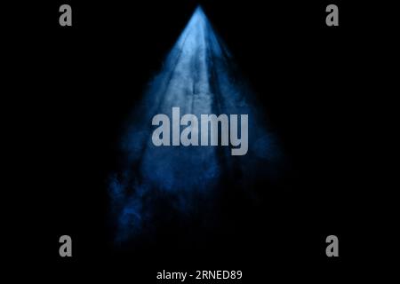 Leere Szene mit blauem Spotlight und Rauch - 3D-Rendering. Stockfoto
