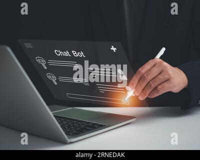 PA-Geschäftsmann verwendet einen Stift, um eine Frage zu schreiben, die er von einer KI beantworten lassen möchte. Chatbot-Systemkonzept. KI-Konzept Stockfoto