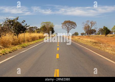 Catalão, Goias, Brasilien – 11. August 2023: Gepflasterter Abschnitt der Autobahn BR-352 in Goias, inmitten typischer Cerrado-Vegetation. Stockfoto