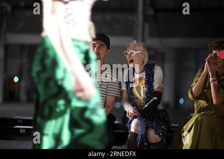 MAILAND, 19. Juni 2016 -- die britische Designerin Vivienne Westwood(2nd R) beobachtet die Probe ihrer Frühjahr-Sommer-Kollektion 2016-2017 für Männer, Teil der Mailänder Fashion Week in Mailand, Italien, am 19. Juni 2016. ) ITALIEN-MAILAND-FASHION WOCHE-HERREN-VIVIENNE WESTWOOD-BACKSTAGE JINXYU PUBLICATIONXNOTXINXCHN Stockfoto