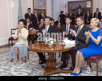 WARSCHAU, 19. Juni 2016 -- der chinesische Präsident Xi Jinping (Front, 2. L) und seine Frau Peng Liyuan (Front, 1. L) sehen sich eine Aufführung des polnischen Volksliedes und Tanzes mit dem polnischen Präsidenten Andrzej Duda (Front, 2. R) und seiner Frau Agata Kornhauser-Duda (Front, 1. R) in Warschau, Polen, 19. Juni 2016, an. (lfj) POLEN-CHINA-XI JINPING-BESUCH XiexHuanchi PUBLICATIONxNOTxINxCHN Warschau 19. Juni 2016 der chinesische Präsident Xi Jinping Front 2nd l und seine Frau Peng Liyuan Front 1st l Sehen Sie sich eine Aufführung von polnischem Volkslied und Tanz mit dem polnischen Präsidenten Andrzej Duda Front 2nd r und seiner Frau Agata Kornhauser Duda fro an Stockfoto