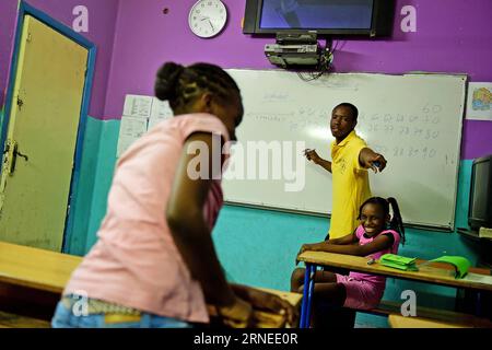 (160620) -- KAIRO, 20. Juni 2016 -- Kinder haben am 20. Juni 2016 einen Mathematikkurs im African Hope Learning Center in Kairo, Ägypten. Im Herzen von Kairos Maadi, einem der gehobenen Viertel der ägyptischen Hauptstadt, liegt eine zweistöckige Villa, die sich von anderen Gebäuden in der Nachbarschaft nicht unterscheiden lässt. Das Anwesen beherbergte früher eine 10-köpfige Familie, aber mit seinen Schlafzimmern, die zu Klassenzimmern umgestaltet wurden, und einem kleinen Garten, der zu einem Spielplatz wurde, ist es jetzt vom African Hope Learning Center (AHLC) bewohnt und bietet Platz für 500 Studenten, von denen die meisten Flüchtlingskinder aus Afrika sind. AHLC wurde 1998 gegründet und ist ein sp Stockfoto