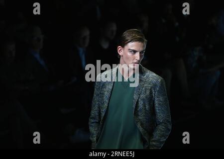 (160620) -- MAILAND, 20. Juni 2016 -- Ein Modell präsentiert eine Kreation der Emporio Armani Herrenkollektion Frühjahr/Sommer 2016-2017 während der Mailänder Fashion Week in Mailand, Italien, am 20. Juni 2016. ) ITALIEN-MAILAND-FASHION WOCHE-HERREN-EMPORIO ARMANI JinxYu PUBLICATIONxNOTxINxCHN 160620 Mailand 20. Juni 2016 ein Model präsentiert eine Kreation der Emporio Armani Herren Frühling Sommer 2016 2017 Kollektion während der Mailand Fashion Week in Mailand Italien AM 20. Juni 2016 Italien Mailand Fashion Week Männer Emporio Armani JinxYu PUBLICATIONxNOTxINxCHN Stockfoto