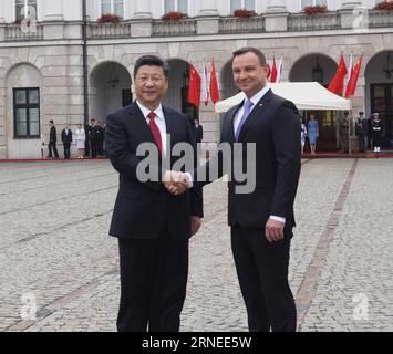 (160620) -- WARSCHAU, 20. Juni 2016 -- der chinesische Präsident Xi Jinping (L) nimmt an einer Begrüßungszeremonie des polnischen Präsidenten Andrzej Duda in Warschau, Polen, 20. Juni 2016 Teil. ) (Zkr) POLEN-WARSCHAU-CHINA-XI JINPING-BEGRÜSSUNGSZEREMONIE LiuxWeibing PUBLICATIONxNOTxINxCHN 160620 Warschau 20. Juni 2016 der chinesische Präsident Xi Jinping l nimmt an einer Begrüßungszeremonie des polnischen Präsidenten Andrzej Duda in Warschau Polen 20. Juni 2016 CCR Polen Warschau China Xi Jinping Begrüßungszeremonie LiuxWeibing PUBLICATIONxNOTxCHINxN Teil Stockfoto