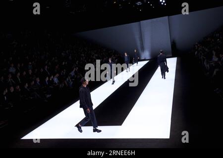 (160620) -- MAILAND, 20. Juni 2016 -- Models präsentieren Kreationen der Emporio Armani Herrenkollektion Frühjahr/Sommer 2016-2017 während der Mailänder Fashion Week in Mailand, Italien, am 20. Juni 2016. ) ITALIEN-MAILAND-FASHION WOCHE-HERREN-EMPORIO ARMANI JinxYu PUBLICATIONxNOTxINxCHN 160620 Mailand Juni 20 2016 Models präsentieren Kreationen der Emporio Armani Männer Frühling Sommer 2016 2017 Kollektion während der Mailand Fashion Week in Mailand Italien AM 20. Juni 2016 Mailand Fashion Week Men Emporio Armani JinxYu PUBLICATIONxNOTxINxCHN Stockfoto