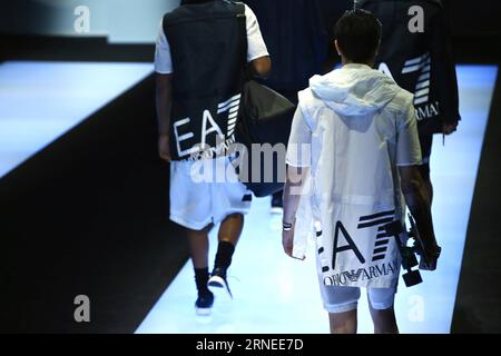 (160620) -- MAILAND, 20. Juni 2016 -- Models präsentieren Kreationen der Emporio Armani Herrenkollektion Frühjahr/Sommer 2016-2017 während der Mailänder Fashion Week in Mailand, Italien, am 20. Juni 2016. ) ITALIEN-MAILAND-FASHION WOCHE-HERREN-EMPORIO ARMANI JinxYu PUBLICATIONxNOTxINxCHN 160620 Mailand Juni 20 2016 Models präsentieren Kreationen der Emporio Armani Männer Frühling Sommer 2016 2017 Kollektion während der Mailand Fashion Week in Mailand Italien AM 20. Juni 2016 Mailand Fashion Week Men Emporio Armani JinxYu PUBLICATIONxNOTxINxCHN Stockfoto