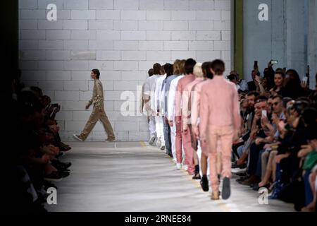 (160620) -- MAILAND, 20. Juni 2016 -- Models präsentieren Kreationen der Diesel Black Gold Herrenkollektion Frühjahr/Sommer 2016-2017 während der Mailänder Fashion Week in Mailand, Italien, am 20. Juni 2016. ) ITALIEN-MAILAND-FASHION WOCHE-HERREN-DIESEL SCHWARZES GOLD JinxYu PUBLICATIONxNOTxINxCHN 160620 Mailand Juni 20 2016 Models präsentieren Kreationen von Diesel Black Gold Herren Frühling Sommer 2016 2017 Kollektion während der Mailand Fashion Week in Mailand Italien AM 20. Juni 2016 Mailand Fashion Week Men Diesel Black Gold JinxYu PUBLICATIONxNOTxINxCHN Stockfoto