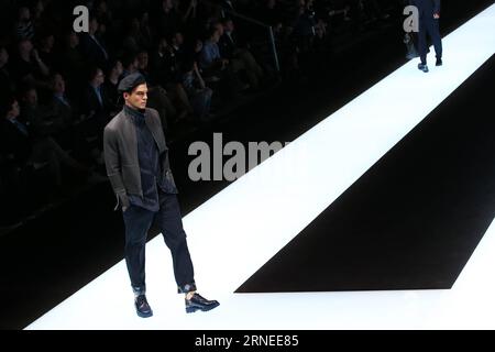 (160620) -- MAILAND, 20. Juni 2016 -- Ein Modell präsentiert eine Kreation der Emporio Armani Herrenkollektion Frühjahr/Sommer 2016-2017 während der Mailänder Fashion Week in Mailand, Italien, am 20. Juni 2016. ) ITALIEN-MAILAND-FASHION WOCHE-HERREN-EMPORIO ARMANI JinxYu PUBLICATIONxNOTxINxCHN 160620 Mailand 20. Juni 2016 ein Model präsentiert eine Kreation der Emporio Armani Herren Frühling Sommer 2016 2017 Kollektion während der Mailand Fashion Week in Mailand Italien AM 20. Juni 2016 Italien Mailand Fashion Week Männer Emporio Armani JinxYu PUBLICATIONxNOTxINxCHN Stockfoto