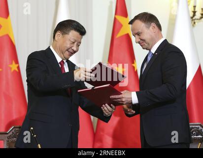 (160620) -- WARSCHAU, 20. Juni 2016 -- der chinesische Präsident Xi Jinping (L) und der polnische Präsident Andrzej Duda unterzeichnen nach ihren Gesprächen in Warschau, Polen, am 20. Juni 2016 ein gemeinsames Kommuniqué. ) (Zkr) POLEN-CHINA-XI JINPING-ANDRZEJ DUDA-TALKS LanxHongguang PUBLICATIONxNOTxINxCHN 160620 Warschau 20. Juni 2016 der chinesische Präsident Xi Jinping l und der polnische Präsident Andrzej Duda unterzeichnen nach ihren Gesprächen in Warschau Polen 20. Juni 2016 CCR Polen China Xi Jinping Andrzej Duda Talks NOxHongguang PUCHINxBLNN Stockfoto