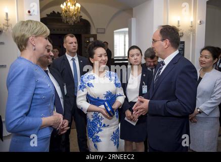 (160620) -- WARSCHAU, 20. Juni 2016 -- Peng Liyuan (C), Ehefrau des chinesischen Präsidenten Xi Jinping, hört eine Einführung beim Besuch des Fryderyk Chopin Museums mit Agata Kornhauser-Duda (1. L), Ehefrau des polnischen Präsidenten Andrzej Duda, in Warschau, Polen, 20. Juni 2016. ) (Cxy) POLEN-CHINA-PENG LIYUAN-FRYDERYK CHOPIN MUSEUM XiexHuanchi PUBLICATIONxNOTxINxCHN 160620 Warschau 20. Juni 2016 Peng Liyuan C Ehefrau des chinesischen Präsidenten Xi Jinping hört der Einführung beim Besuch des Fryderyk Chopin Museums mit Agata Kornhauser Duda 1. Ehefrau des polnischen Präsidenten Andrzej Duda in Warschau zu Stockfoto