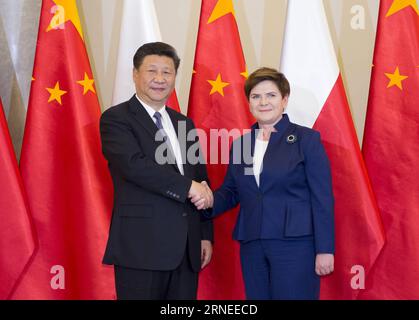 (160620) -- WARSCHAU, 20. Juni 2016 -- der chinesische Präsident Xi Jinping (L) trifft sich mit der polnischen Ministerpräsidentin Beata Szydlo in Warschau, Polen, 20. Juni 2016. ) (Cxy) POLEN-CHINA-XI JINPING-BEATA SZYDLO-TREFFEN XiexHuanchi PUBLICATIONxNOTxINxCHN 160620 Warschau 20. Juni 2016 der chinesische Präsident Xi Jinping l trifft sich mit dem polnischen Premierminister Beata Szydlo in Warschau Polen 20. Juni 2016 Cxy Polen China Xi Jinping Beata Szydlo Treffen XiexHuanchi PUNOBLATINXCHXN Stockfoto