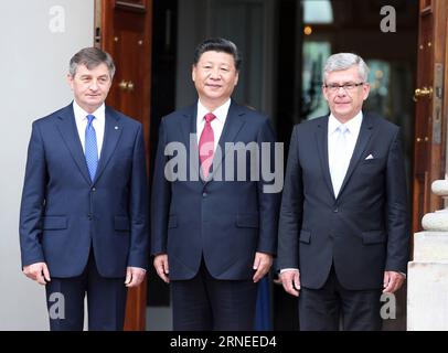 (160620) -- WARSCHAU, 20. Juni 2016 -- der chinesische Präsident Xi Jinping (C) trifft sich mit Marek Kuchcinski (L), Marschall der Unterkammer des polnischen parlaments (Sejm), und Marschall des Senats Stanislaw Karczewski (R) in Warschau, Polen, 20. Juni 2016. ) (Cxy) POLEN-XI JINPING-MAREK KUCHCINSKI-STANISLAW KARCZEWSKI-MEETING YaoxDawei PUBLICATIONxNOTxINxCHN 160620 Warschau 20. Juni 2016 der chinesische Präsident Xi Jinping C trifft sich mit Marek Kuchcinski l Marschall der Unterkammer des polnischen Parlaments Sejm und Marschall des Warschauer Senats Stanislaw KEWSKI MAR20. Juni 2016 in Polen Stockfoto