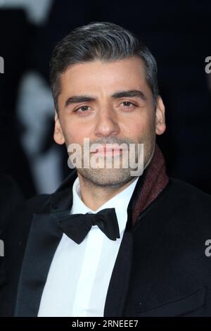 London, Großbritannien. Dezember 2017. Oscar Isaac nimmt an der europäischen Premiere von Star Wars: The Last Jedi in der Royal Albert Hall in London Teil. (Foto: Fred Duval/SOPA Images/SIPA USA) Credit: SIPA USA/Alamy Live News Stockfoto