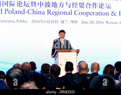 (160620) -- WARSCHAU, 20. Juni 2016 -- der chinesische Präsident Xi Jinping hält eine Rede bei der Eröffnungszeremonie des Seidenstraßen-Forums und des Polnisch-chinesischen Regionalforums für Zusammenarbeit und Wirtschaft, in Warschau, Polen, 20. Juni 2016. ) (Cxy) POLEN-XI JINPING-POLEN-CHINA REGIONALFORUM RaoxAimin PUBLICATIONxNOTxINxCHN 160620 Warschau 20. Juni 2016 der chinesische Präsident Xi Jinping hält eine Rede BEI DER Eröffnungszeremonie des Seidenstraßenforums und des Polen China Regional Cooperation and Business Forum in Warschau Polen 20. Juni 2016 Cxy Polen Xi Jinping Polen China Regional Forum RaoxAimin PUBLICATIONxNOTxINxCHN Stockfoto