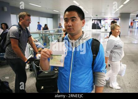 KIEW, 20. Juni 2016 -- Ein chinesischer Reisender zeigt sein Visum bei der Ankunft am Flughafen Boryspil in Kiew, Ukraine, am 20. Juni 2016. Die ukrainische Regierung erließ am Montag ein Dekret, um die Visumkontrolle für Geschäftsleute und Touristen aus China zu erleichtern. Nach dem vereinfachten Visumverfahren können chinesische Touristen und Geschäftsleute bei ihrer Ankunft am Flughafen Boryspil ein 15-tägiges ukrainisches Einreisevisum erhalten, wenn sie über ein Dokument verfügen, das den geschäftlichen oder touristischen Zweck des Besuchs bestätigt. Das Visum bei der Ankunft für chinesische Bürger wäre am Flughafen Boryspil bis zum 30. September 2016 erhältlich. UKRAINE-KIEW-CHINA Stockfoto