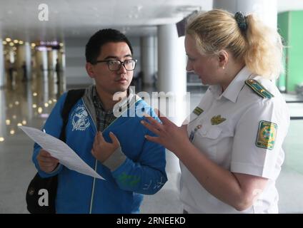 KIEW, 20. Juni 2016 -- Ein chinesischer Reisender erkundigt sich am 20. Juni 2016 nach dem Verfahren der Visumerlangung am Flughafen Boryspil in Kiew, Ukraine. Die ukrainische Regierung erließ am Montag ein Dekret, um die Visumkontrolle für Geschäftsleute und Touristen aus China zu erleichtern. Nach dem vereinfachten Visumverfahren können chinesische Touristen und Geschäftsleute bei ihrer Ankunft am Flughafen Boryspil ein 15-tägiges ukrainisches Einreisevisum erhalten, wenn sie über ein Dokument verfügen, das den geschäftlichen oder touristischen Zweck des Besuchs bestätigt. Das Visum für chinesische Staatsbürger bei der Ankunft wäre am Flughafen Boryspil bis September 30 erhältlich. Stockfoto