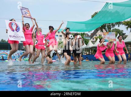 (160621) -- CHONGQING, 21. Juni 2016 -- Menschen genießen sich mit Wasser in Chongqing, Südwestchina, 21. Juni 2016. Dienstag ist die Sommersonnenwende, die zehnte Sonnenzeit. Die höchste Temperatur in Chongqing erreicht am Dienstag 35 Grad Celsius. ) (Yxb) CHINA-CHONGQING-SOMMERSONNENWENDE (CN) ChenxCheng PUBLICATIONxNOTxINxCHN 160621 Chongqing 21. Juni 2016 Prominente genießen sich mit Wasser in Chongqing Südwestchina 21. Juni 2016 Dienstag Marks the Summer Solstice der 10. Sonnentag die höchste Temperatur in Chongqing erreicht 35 Grad Celsius Dienstag yxb Sommer Chongqing Stockfoto