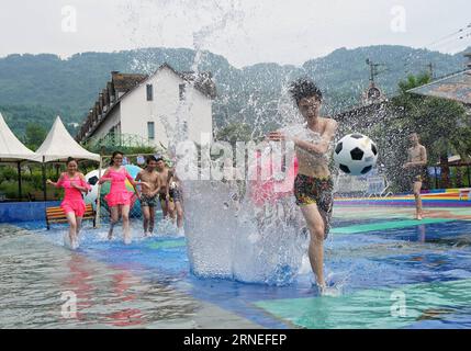 (160621) -- CHONGQING, 21. Juni 2016 -- Menschen genießen sich mit Wasser in Chongqing, Südwestchina, 21. Juni 2016. Dienstag ist die Sommersonnenwende, die zehnte Sonnenzeit. Die höchste Temperatur in Chongqing erreicht am Dienstag 35 Grad Celsius. ) (Yxb) CHINA-CHONGQING-SOMMERSONNENWENDE (CN) ChenxCheng PUBLICATIONxNOTxINxCHN 160621 Chongqing 21. Juni 2016 Prominente genießen sich mit Wasser in Chongqing Südwestchina 21. Juni 2016 Dienstag Marks the Summer Solstice der 10. Sonnentag die höchste Temperatur in Chongqing erreicht 35 Grad Celsius Dienstag yxb Sommer Chongqing Stockfoto