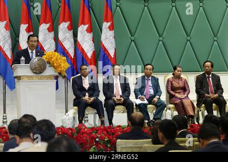 (160622) -- PHNOM PENH, 22. Juni 2016 -- kambodschanischer Premierminister Samdech Techo Hun Sen (1. L) spricht am 22. Juni 2016 in Phnom Penh, Kambodscha, an. Der Europäische Rat für Tourismus und Handel (ECTT) hat Kambodscha am Mittwoch offiziell als das beste Reiseziel der Welt für 2016 ausgezeichnet und dabei den kulturellen Reichtum, die natürliche Schönheit und die Sicherheit des Landes angeführt. ) (lyi) KAMBODSCHA-PHNOM PENH-BEST TOURISTENZIEL Sovannara PUBLICATIONxNOTxINxCHN 160622 Phnom Penh 22. Juni 2016 kambodschanische Ministerpräsidenten Samdech Techo HUN Sen 1. L spricht an die Preisverleihung in Phnom Penh Cambodia Jun Stockfoto