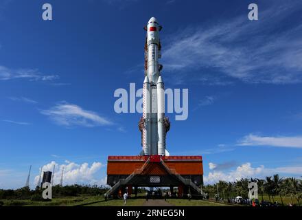 Chinas viertes Raketenstartzentrum in Wenchang (160622) -- WENCHANG, 22. Juni 2016 -- die lange Trägerrakete vom März-7 wird vertikal auf die Startrampe in Wenchang, südchinesische Provinz Hainan, am 22. Juni 2016 gebracht. China plant, seine neue Generation der langen März-7-Trägerrakete zwischen Samstag und Mittwoch von einem neuen Startplatz in Wenchang aus zu starten. Die Long March-7 ist eine mittelgroße Rakete mit Flüssigtreibstoff, die bis zu 13,5 Tonnen in eine Erdumlaufbahn transportieren kann. Sie wird Fracht für Chinas geplante Raumstation transportieren und soll der Hauptträger für Raumfahrten werden. ) (l Stockfoto