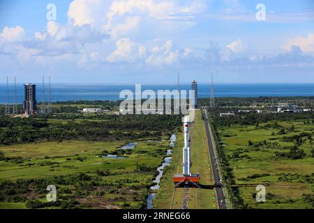 Chinas viertes Raketenstartzentrum in Wenchang (160622) -- WENCHANG, 22. Juni 2016 -- die lange Trägerrakete vom März-7 wird vertikal auf die Startrampe in Wenchang, südchinesische Provinz Hainan, am 22. Juni 2016 gebracht. China plant, seine neue Generation der langen März-7-Trägerrakete zwischen Samstag und Mittwoch von einem neuen Startplatz in Wenchang aus zu starten. Die Long March-7 ist eine mittelgroße Rakete mit Flüssigtreibstoff, die bis zu 13,5 Tonnen in eine Erdumlaufbahn transportieren kann. Sie wird Fracht für Chinas geplante Raumstation transportieren und soll der Hauptträger für Raumfahrten werden. ) (l Stockfoto