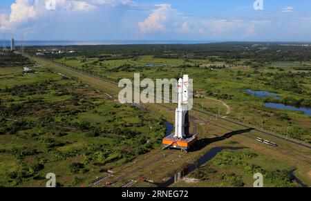 Chinas viertes Raketenstartzentrum in Wenchang (160622) -- WENCHANG, 22. Juni 2016 -- die lange Trägerrakete vom März-7 wird vertikal auf die Startrampe in Wenchang, südchinesische Provinz Hainan, am 22. Juni 2016 gebracht. China plant, seine neue Generation der langen März-7-Trägerrakete zwischen Samstag und Mittwoch von einem neuen Startplatz in Wenchang aus zu starten. Die Long March-7 ist eine mittelgroße Rakete mit Flüssigtreibstoff, die bis zu 13,5 Tonnen in eine Erdumlaufbahn transportieren kann. Sie wird Fracht für Chinas geplante Raumstation transportieren und soll der Hauptträger für Raumfahrten werden. ) (l Stockfoto