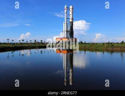 Bilder des Tages Chinas viertes Raketenstartzentrum in Wenchang (160622) -- WENCHANG, 22. Juni 2016 -- die lange Trägerrakete vom März-7 wird vertikal auf die Startrampe in Wenchang in der südchinesischen Provinz Hainan gebracht, 22. Juni 2016. China plant, seine neue Generation der langen März-7-Trägerrakete zwischen Samstag und Mittwoch von einem neuen Startplatz in Wenchang aus zu starten. Die Long March-7 ist eine mittelgroße Rakete mit Flüssigtreibstoff, die bis zu 13,5 Tonnen in eine Erdumlaufbahn transportieren kann. Es wird Fracht für Chinas geplante Raumstation transportieren und soll zum Hauptträger für Spa werden Stockfoto