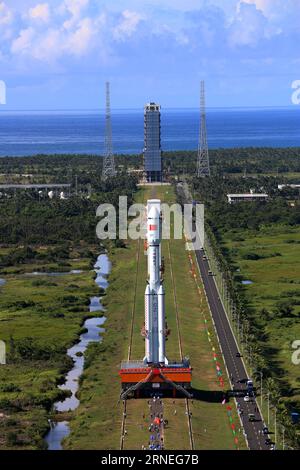 Chinas viertes Raketenstartzentrum in Wenchang (160622) -- WENCHANG, 22. Juni 2016 -- die lange Trägerrakete vom März-7 wird vertikal auf die Startrampe in Wenchang, südchinesische Provinz Hainan, am 22. Juni 2016 gebracht. China plant, seine neue Generation der langen März-7-Trägerrakete zwischen Samstag und Mittwoch von einem neuen Startplatz in Wenchang aus zu starten. Die Long March-7 ist eine mittelgroße Rakete mit Flüssigtreibstoff, die bis zu 13,5 Tonnen in eine Erdumlaufbahn transportieren kann. Sie wird Fracht für Chinas geplante Raumstation transportieren und soll der Hauptträger für Raumfahrten werden. ) (l Stockfoto