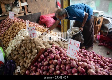 Colombo, Sri Lanka. September 2023. Ein Mann wird am Stand auf dem Pettah Market in Colombo, Sri Lanka, 1. September 2023 gesehen. Der Colombo Consumer Price Index (CCPI) zeigt, dass Sri Lankas zentrale Inflationsrate im August von 6,3 Prozent im Juli auf 4 Prozent zurückgegangen ist, sagte das Department of Census and Statistics (DCS) am Donnerstag. Quelle: Gayan Sameera/Xinhua/Alamy Live News Stockfoto