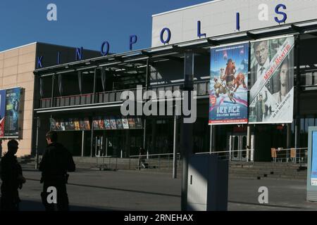 Bilder des Tages SEK-Einsatz in einem Kino in Viernheim in Hessen (160623) -- VIERNHEIM, 23. Juni 2016 -- Foto aufgenommen am 23. Juni 2016 zeigt die Außenansicht des Kinokomplexes, in dem ein bewaffneter Mann das Feuer in Viernheim eröffnete. Ein bewaffneter Mann trat am Donnerstag in ein Kino in der südwestdeutschen Stadt Viernheim ein, feuerte dann in die Luft ab und startete einen Tränengasangriff, bei dem mindestens 25 Menschen verletzt wurden, laut lokalen TV-Berichten. Der Angreifer ist gestorben und das Motiv des Angriffs ist noch nicht bekannt, so die Berichte. ) GERMANY-VIERNHEIM-CINEMA-SHOOTING LuoxHuanhuan PUBLICATIONxNOTxINxCHN Bilder Stockfoto